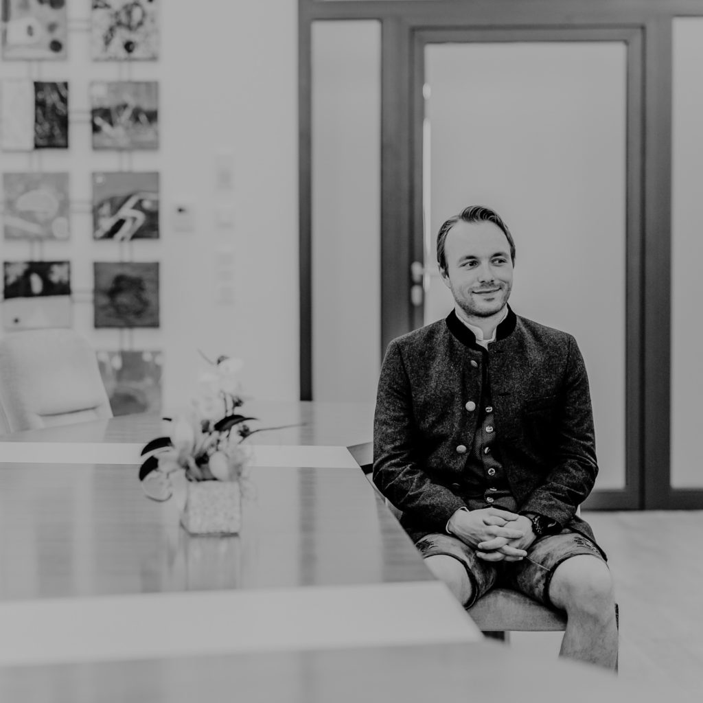 Schwarzweißportrait Trauzeuge während der Hochzeit | Fotografin in Landsberg am Ammersee Fürstenfeldbruck München