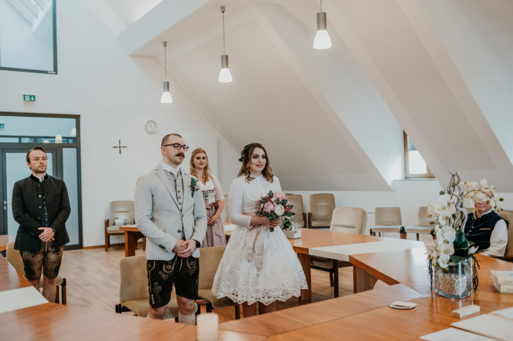 Brautpaar im Trausaal Erding Trauung | Hochzeitsreportage im Landkreis Fürstenfeldbruck Ammersee Landsberg München