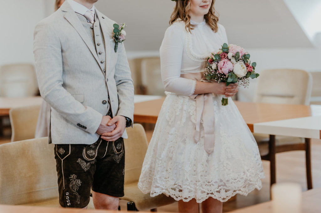 Detailaufnahme vom Brautpaar im Trausaal Erding während der Trauung | Hochzeitsreportage im Landkreis Fürstenfeldbruck Ammersee Landsberg München