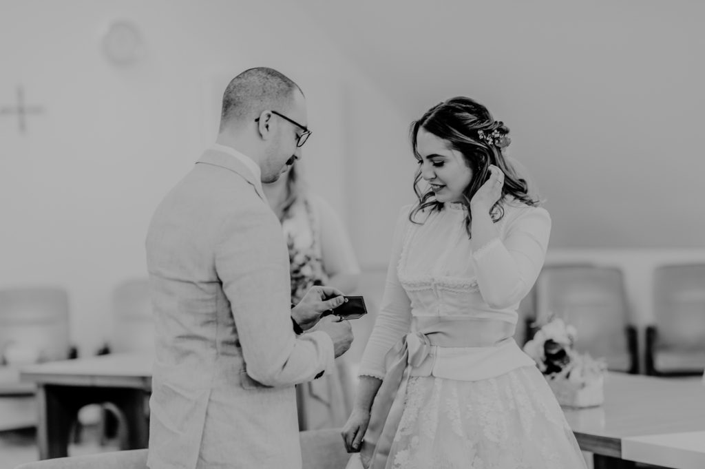 Schwarzweis Fotografie Brautpaar während der Ringübergabe | Hochzeitsbilder im Landkreis Fürstenfeldbruck Ammersee Landsberg München