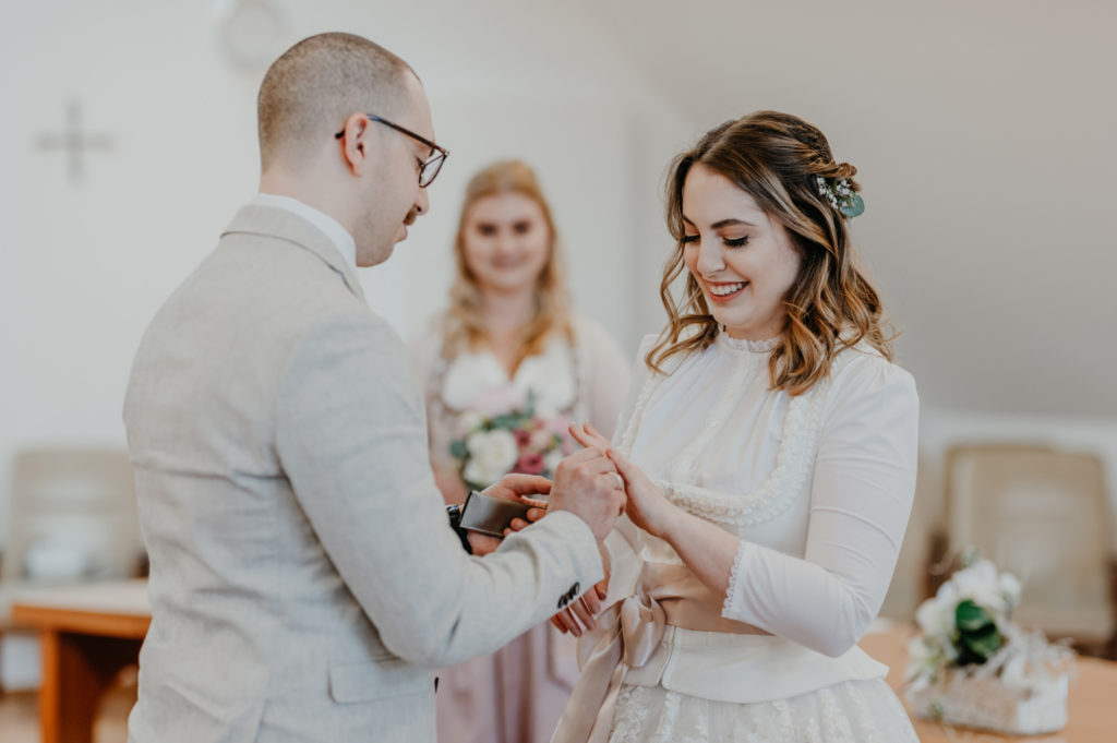 Bräutigam steckt Braut Hochzeitsring an Hochzeitstag | Fotografin in Landsberg am Ammersee Fürstenfeldbruck München