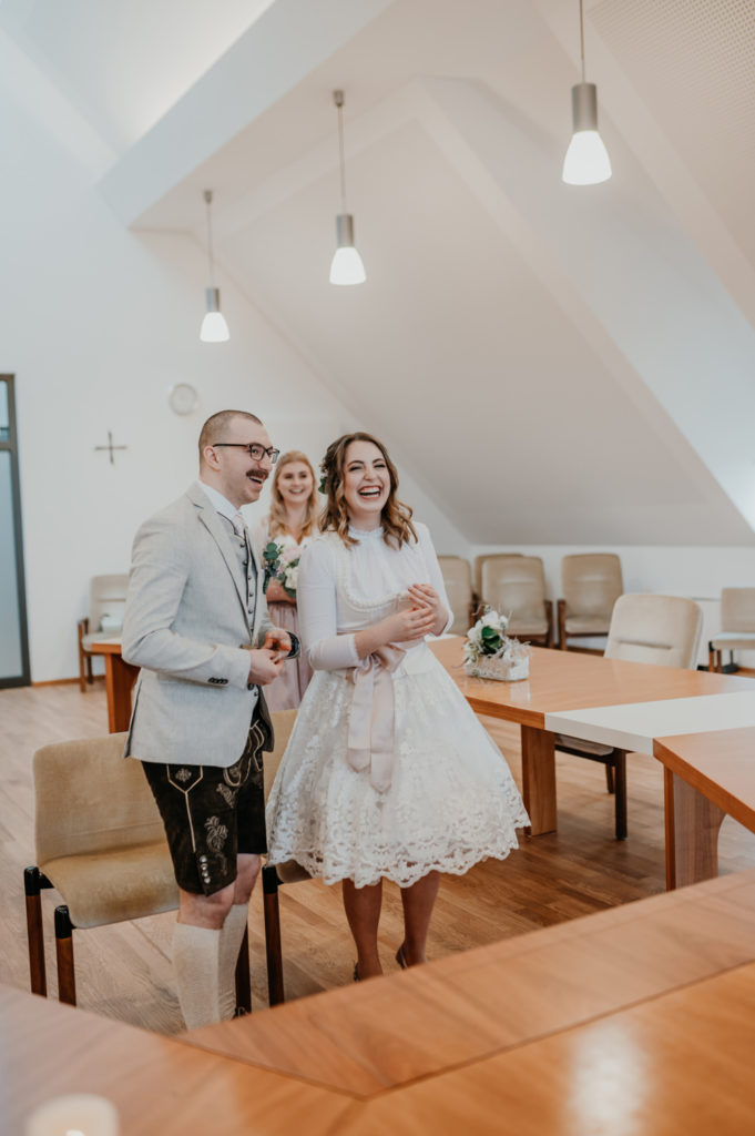 Lachendes Brautpaar wärend der standesamtlichen Trauung | Hochzeitsreportage im Landkreis Fürstenfeldbruck Ammersee Landsberg München