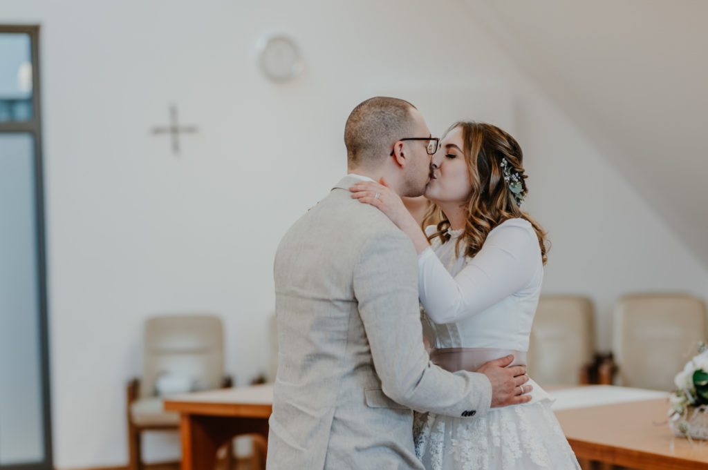 Brautpaar während dem Hochzeitskuss im Standesamt | Hochzeitsreportage im Landkreis Fürstenfeldbruck Ammersee Landsberg München