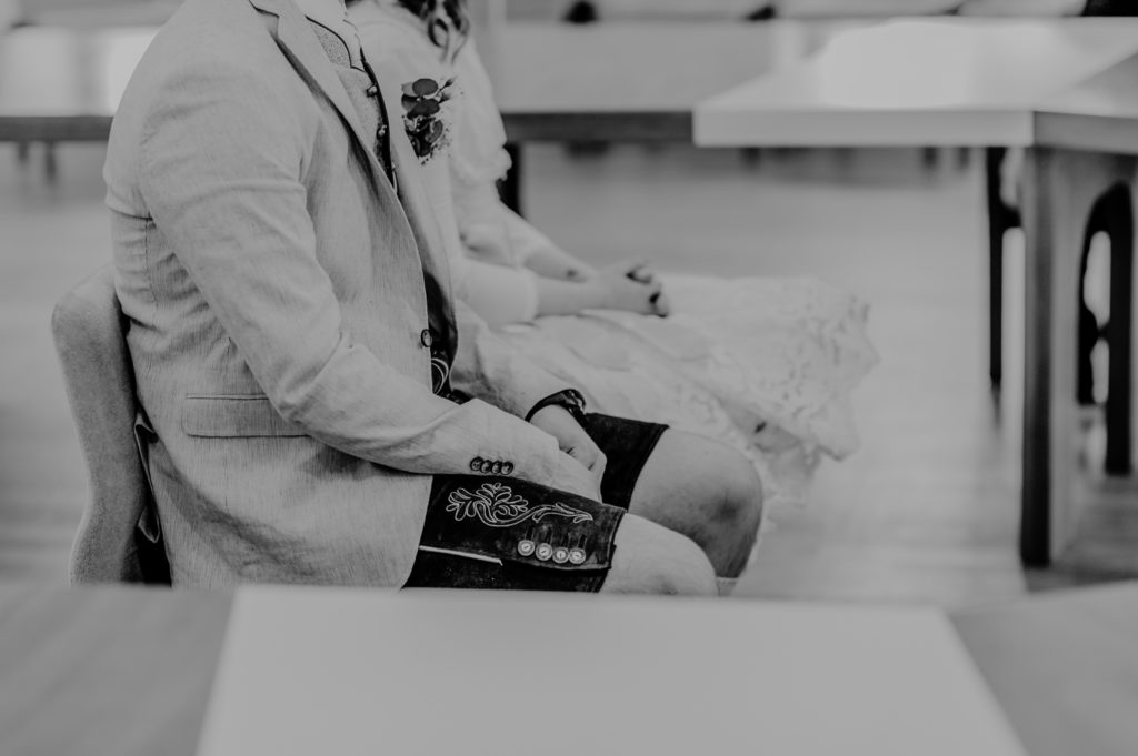 Schwarzweiß Nahaufnahme Brautpaar im Trausaal | Fotografin in Landsberg am Ammersee Fürstenfeldbruck München