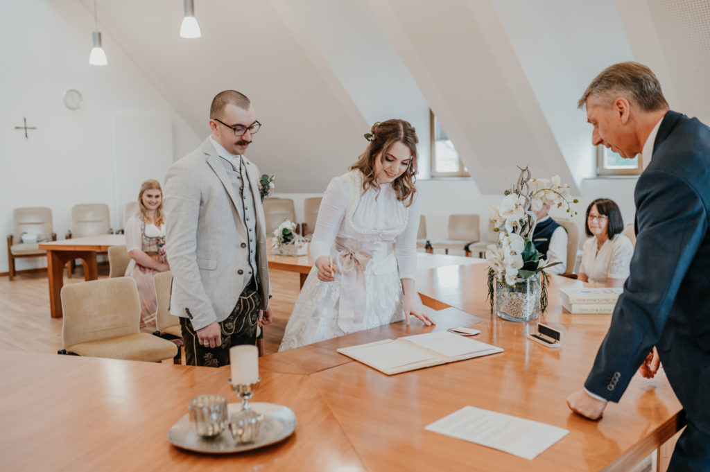 Lachendes Brautpaar während der standesamtlichen Trauung | Hochzeitsreportage im Landkreis Fürstenfeldbruck Ammersee Landsberg München