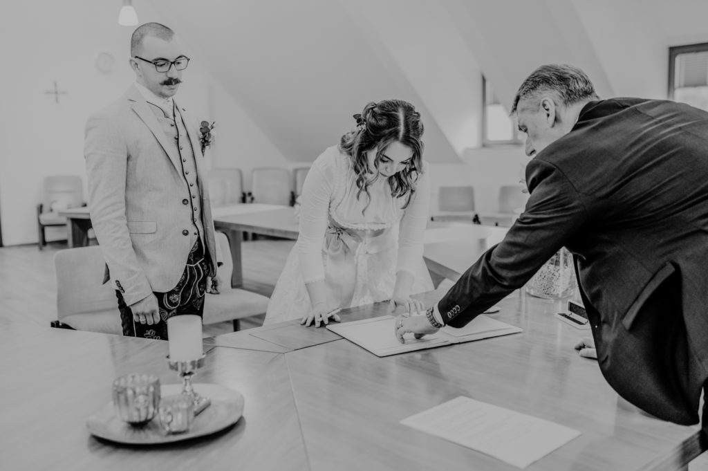 Schwarzweißfotografie Hochzeitspaar im Standesamt | Hochzeitdreportage im Landkreis Fürstenfeldbruck Ammersee Landsberg München