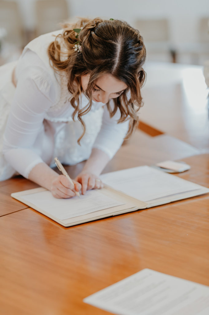 Braut im Standesamt | Hochzeitdreportage im Landkreis Fürstenfeldbruck Ammersee Landsberg München