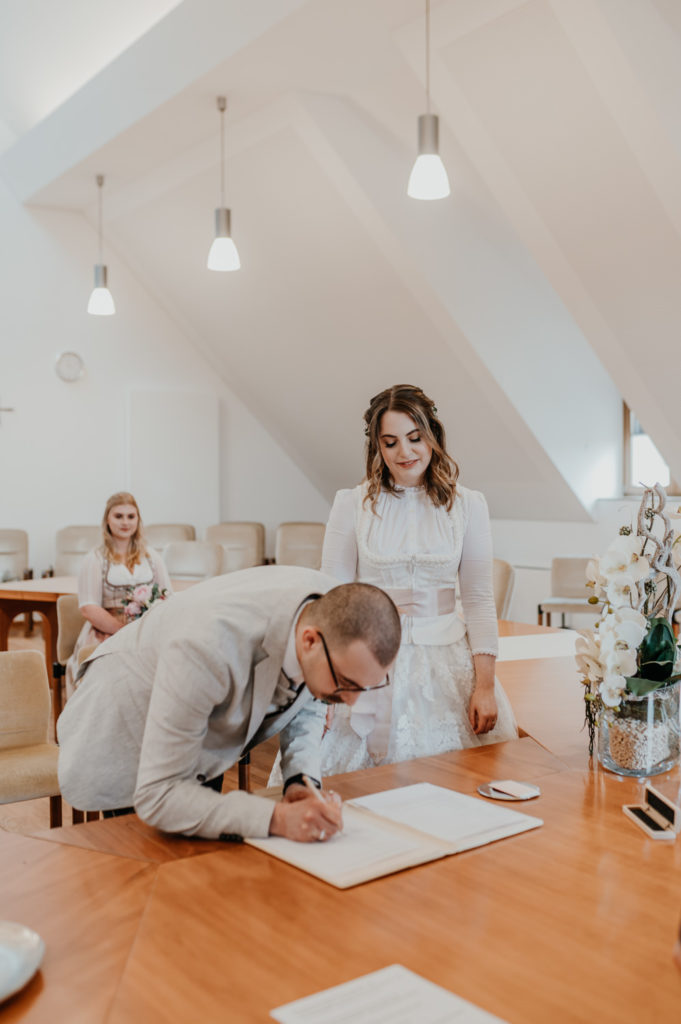 Schwarzweißfotografie Hochzeitspaar im Standesamt | Hochzeitdreportage im Landkreis Fürstenfeldbruck Ammersee Landsberg München