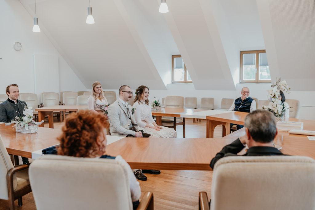 Hochzeitspaar im Trausaal während der Trauung | Hochzeitdreportage im Landkreis Fürstenfeldbruck Ammersee Landsberg München