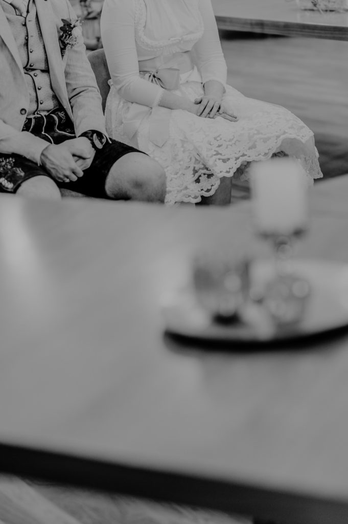 Detailaufnahme schwarzweiß Brautpaar im Trausaal | Fotografin in Landsberg am Ammersee Fürstenfeldbruck München