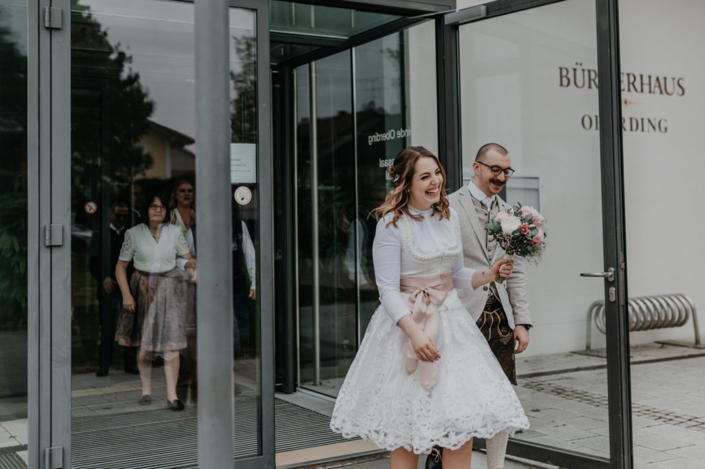 Brautpaar verlässt das Standesamt nach der Trauung | Fotografin in Landsberg am Ammersee Fürstenfeldbruck München