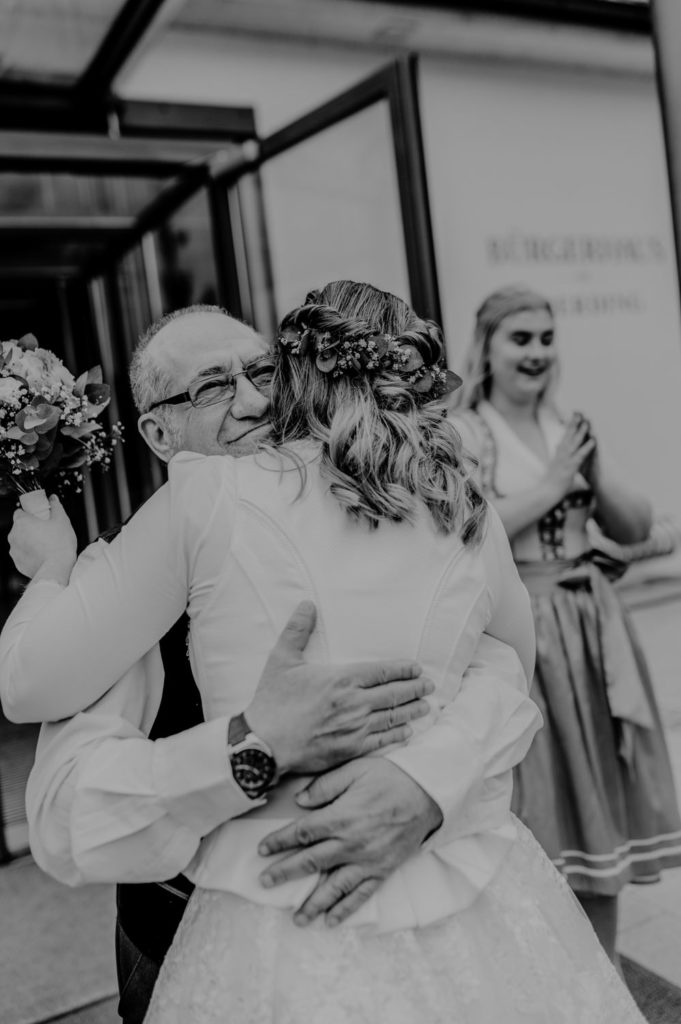 Gratulation der Gäste nach der Trauung in Erding | Hochzeitsreportage im Landkreis Fürstenfeldbruck Ammersee Landsberg München