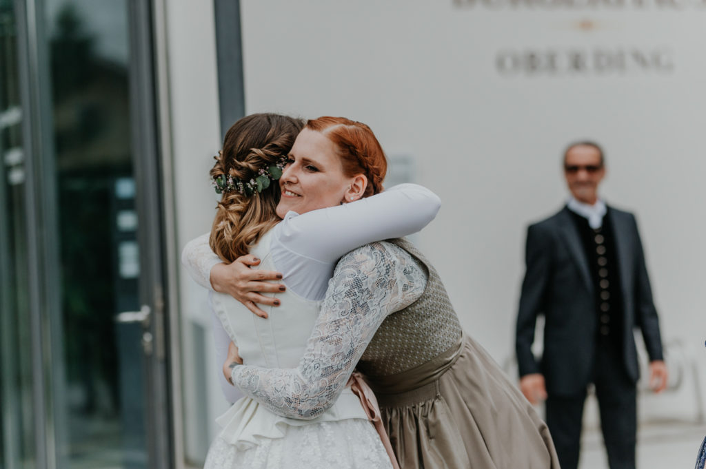 Gratulation der Gäste nach der Trauung in Erding | Hochzeitsreportage im Landkreis Fürstenfeldbruck Ammersee Landsberg München