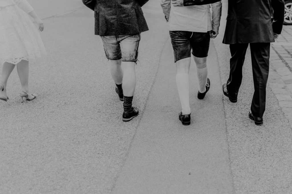 Gäste verlassen das Standesamt | Fotografin in Landsberg am Ammersee Fürstenfeldbruck München