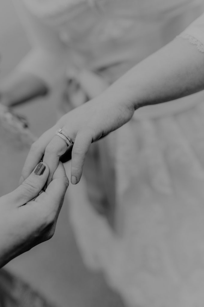 Braut zeigt den Gästen ihren Ehering | Detailfotografie in Schwarzweiß | |Hochzeitsreportage im Landkreis Fürstenfeldbruck Ammersee Landsberg München