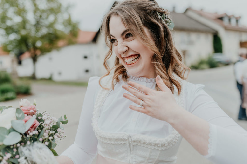 Braut zeigt den Gästen ihren Ehering|Hochzeitsreportage im Landkreis Fürstenfeldbruck Ammersee Landsberg München