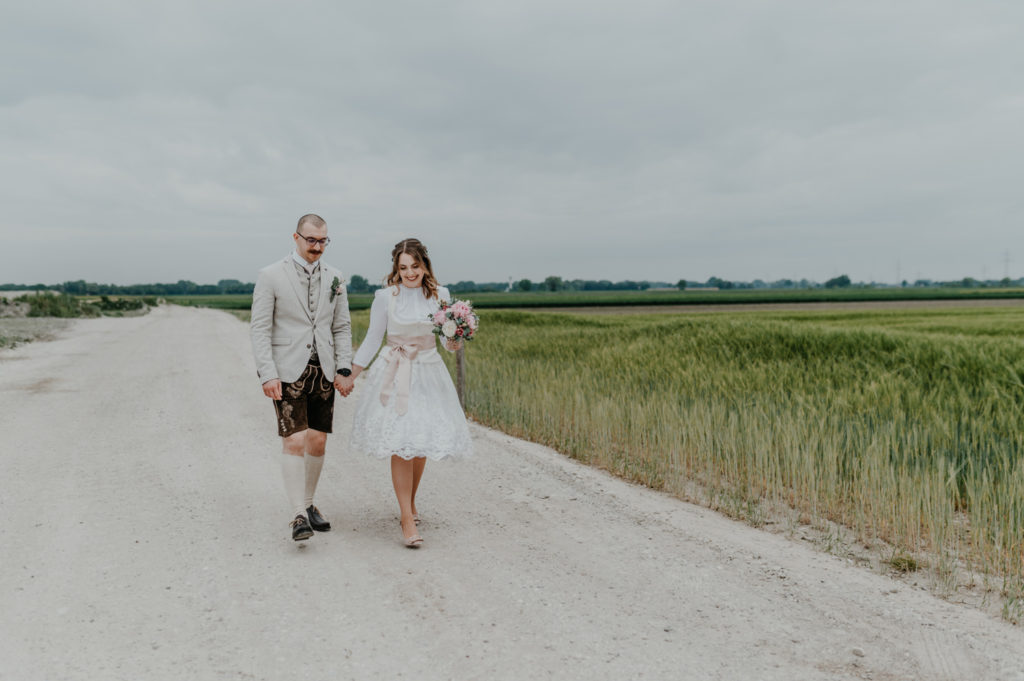 Portraitaufnahme Brautpaar mit Hochzeitskleid und Anzug | Hochzeitsreportage im Landkreis Fürstenfeldbruck Ammersee Landsberg München