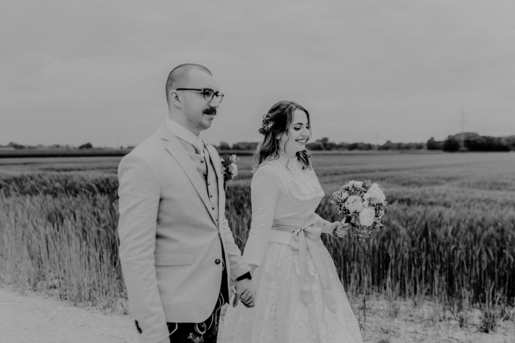 Händchenhaltendes Brautpaar schwarzweißportrait am Waldrand | Fotografin in Landsberg am Ammersee Fürstenfeldbruck München