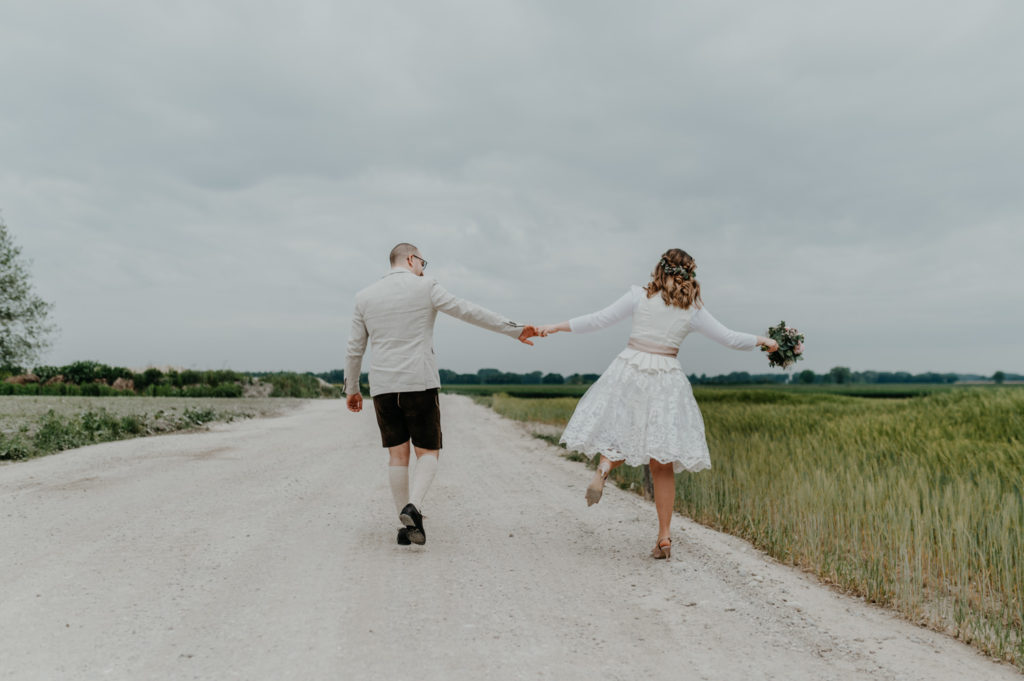 Laufendes ganzkörper Portrait Brautpaar am Waldrand | Fotografin in Landsberg am Ammersee Fürstenfeldbruck München
