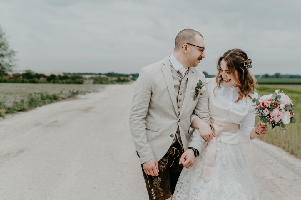 Lachendes Brautpaar am Hochzeitstag | Portraitbilder in der Natur | Hochzeitsreportage im Landkreis Fürstenfeldbruck Ammersee Landsberg München