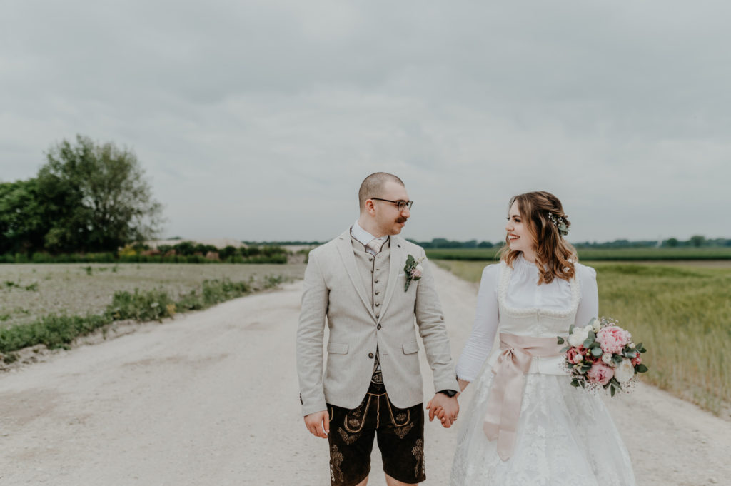 Händchenhaltendes Brautpaar am Waldrand | Fotografin in Landsberg am Ammersee Fürstenfeldbruck München