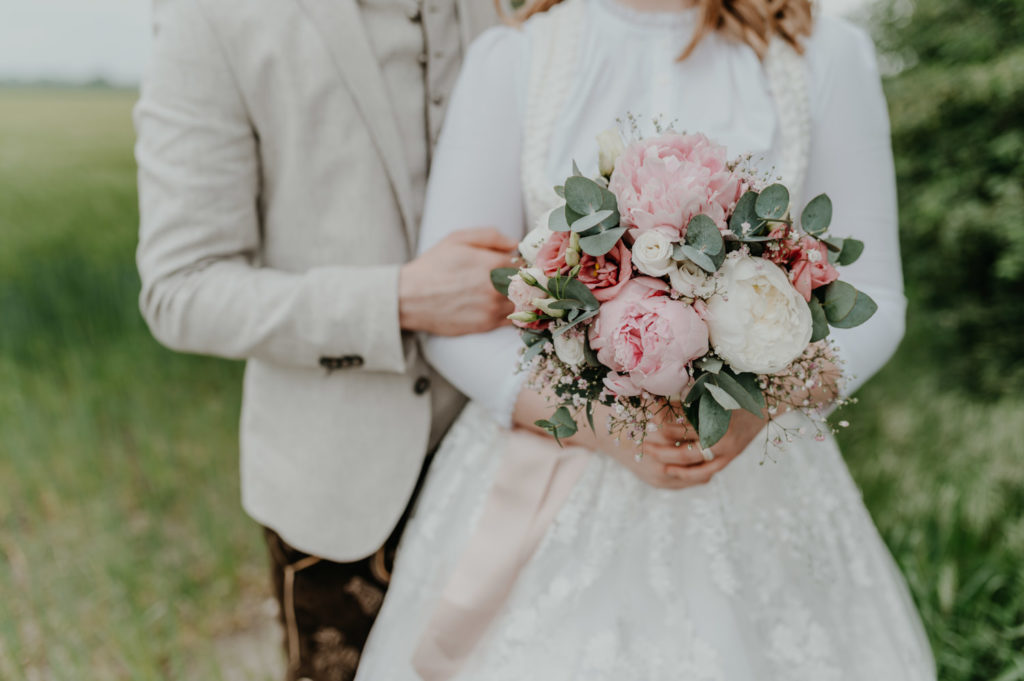 Detailbild eines Brautpaares am Hochzeitstag | Vintage Brautstrauß mit Pfingstrosen | Fotografin in Landsberg am Ammersee Fürstenfeldbruck München