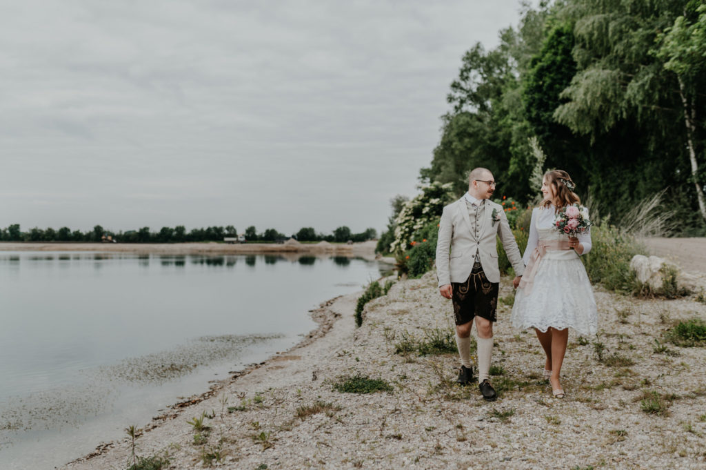 Lachendes Brautpaar am Hochzeitstag | Portraitbilder in der Natur | Hochzeitsreportage im Landkreis Fürstenfeldbruck Ammersee Landsberg München