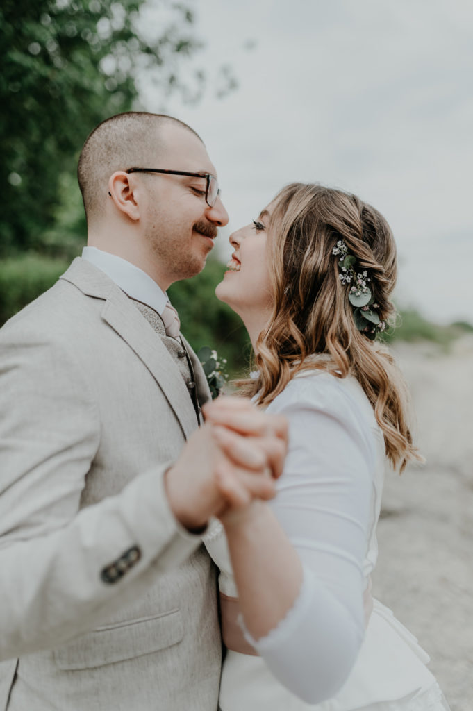 Kuschelndes Brautpaar Fotografie am Hochzeitstag |Hochzeitsbilder im Landkreis Fürstenfeldbruck Ammersee Landsberg München