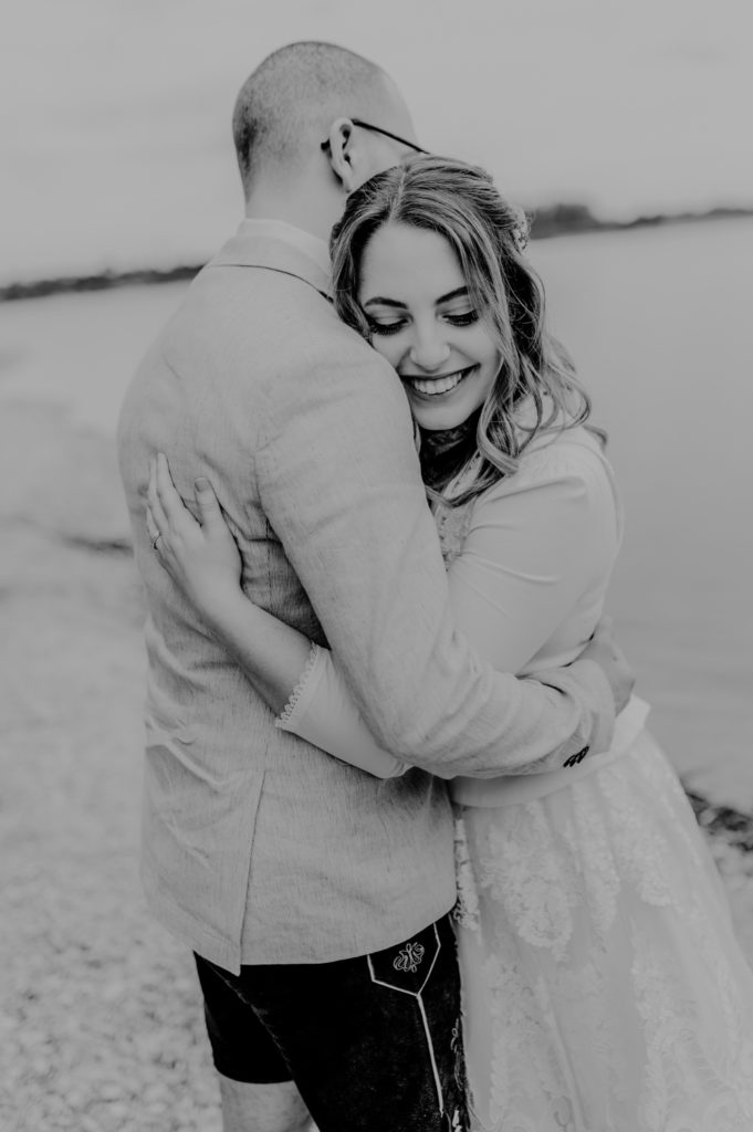 Nahaufnahme kuschelndes Brautpaar schwarzweiß am Hochzeitstag |Hochzeitsbilder im Landkreis Fürstenfeldbruck Ammersee Landsberg München