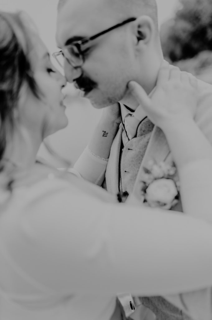 Nahaufnahme kuschelndes Brautpaar schwarzweiß am Hochzeitstag |Hochzeitsbilder im Landkreis Fürstenfeldbruck Ammersee Landsberg München