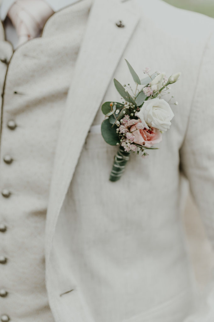 Detailaufnahme Anstecker Bräutigam Outfit | Hochzeitsbilder im Landkreis Fürstenfeldbruck Ammersee Landsberg München