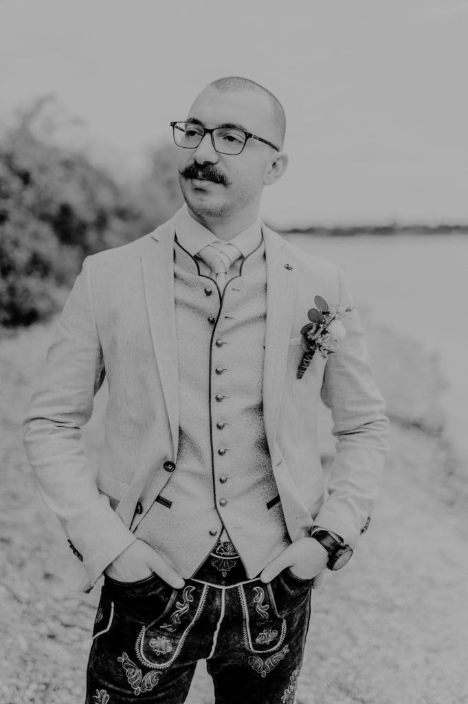 Schwarzweiß Portraitbild Bräutigam |Fotografin für Hochzeitsbilder im Landkreis Fürstenfeldbruck Ammersee Landsberg München
