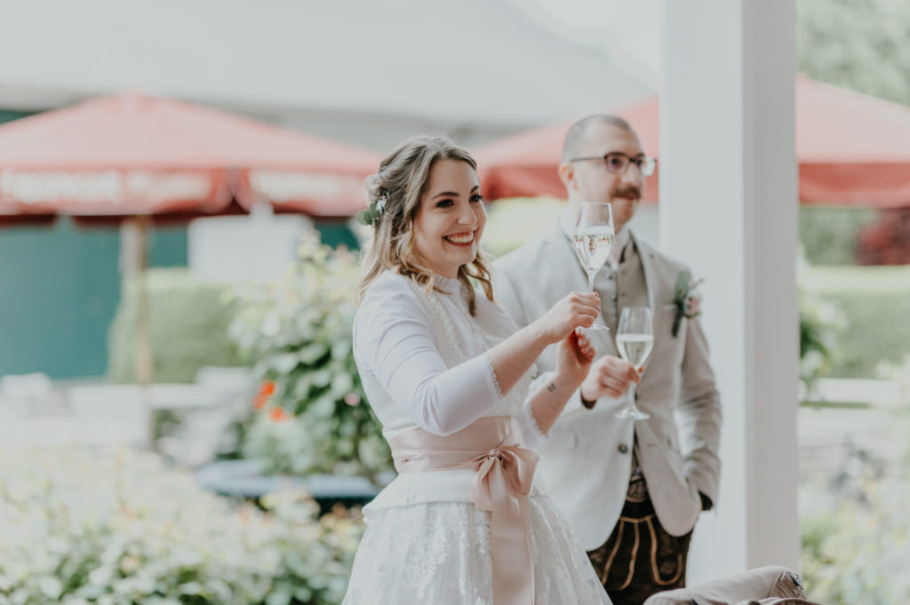 Brautpaar beim Sektempfang Hotel Kandler Erding | Fotografin in Landsberg am Ammersee Fürstenfeldbruck München