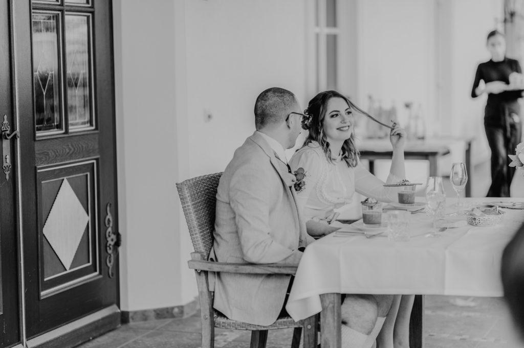 Brautpaar beim Sektempfang Hotel Kandler Erding | Fotografin in Landsberg am Ammersee Fürstenfeldbruck München