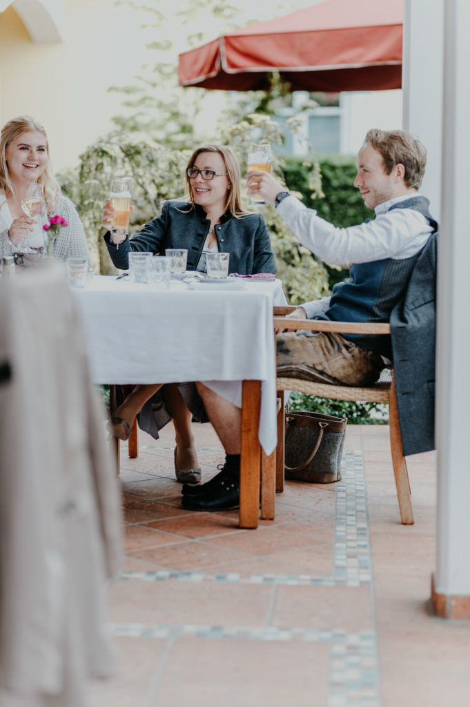 Hochzeitsgäste beim Sektempfang in der Hochzeitslocation Hotel Kandler Erding | | Hochzeitsbilder im Landkreis Fürstenfeldbruck Ammersee Landsberg München