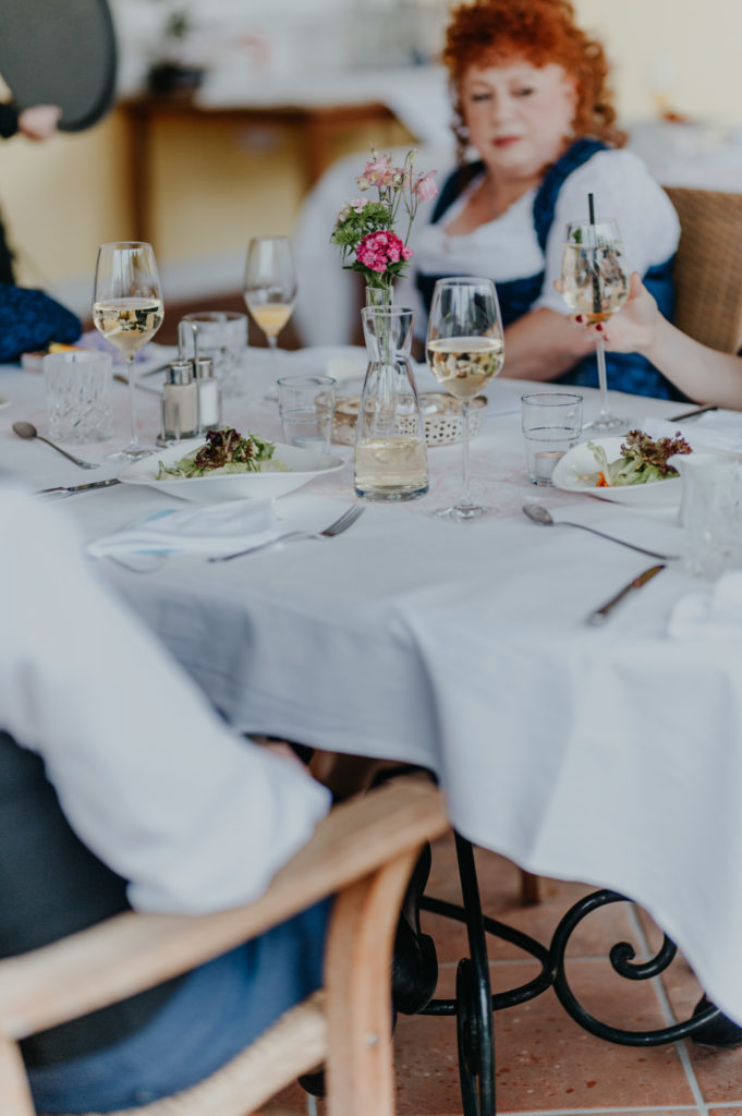 Hochzeitsgäste beim Sektempfang in der Hochzeitslocation Hotel Kandler Erding | | Hochzeitsbilder im Landkreis Fürstenfeldbruck Ammersee Landsberg München