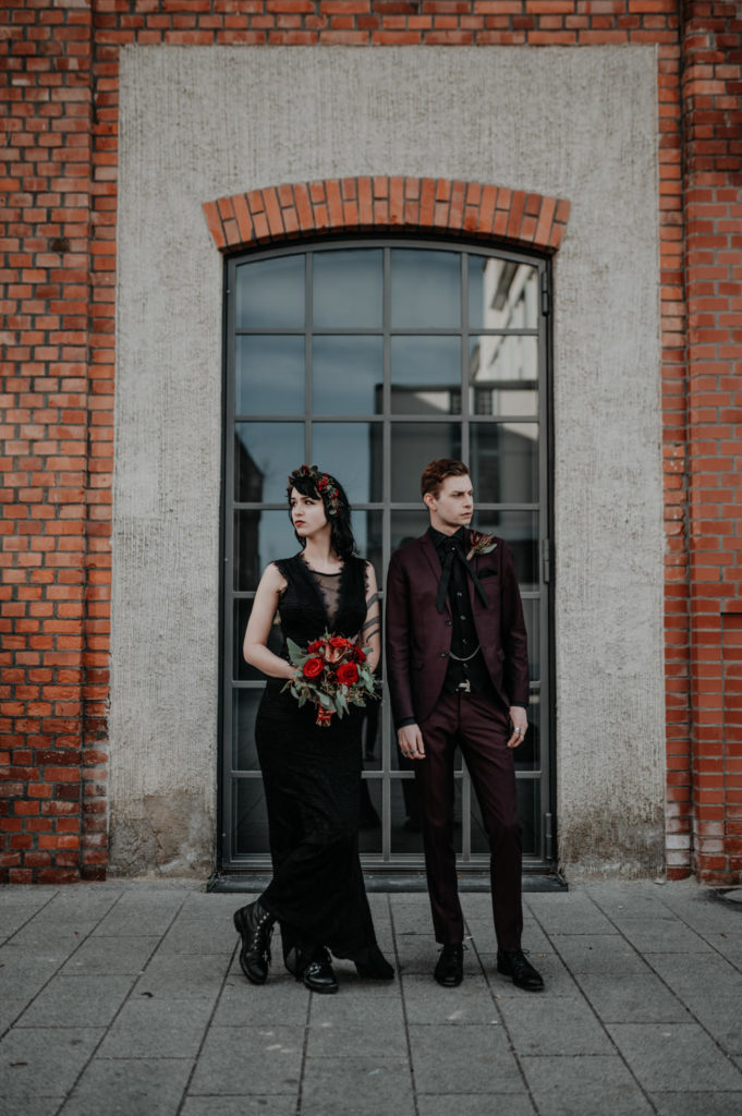 Ganzkörperbild eines Brautpaares am Hochzeitstag | Fotografin in Landsberg am Ammersee Fürstenfeldbruck München