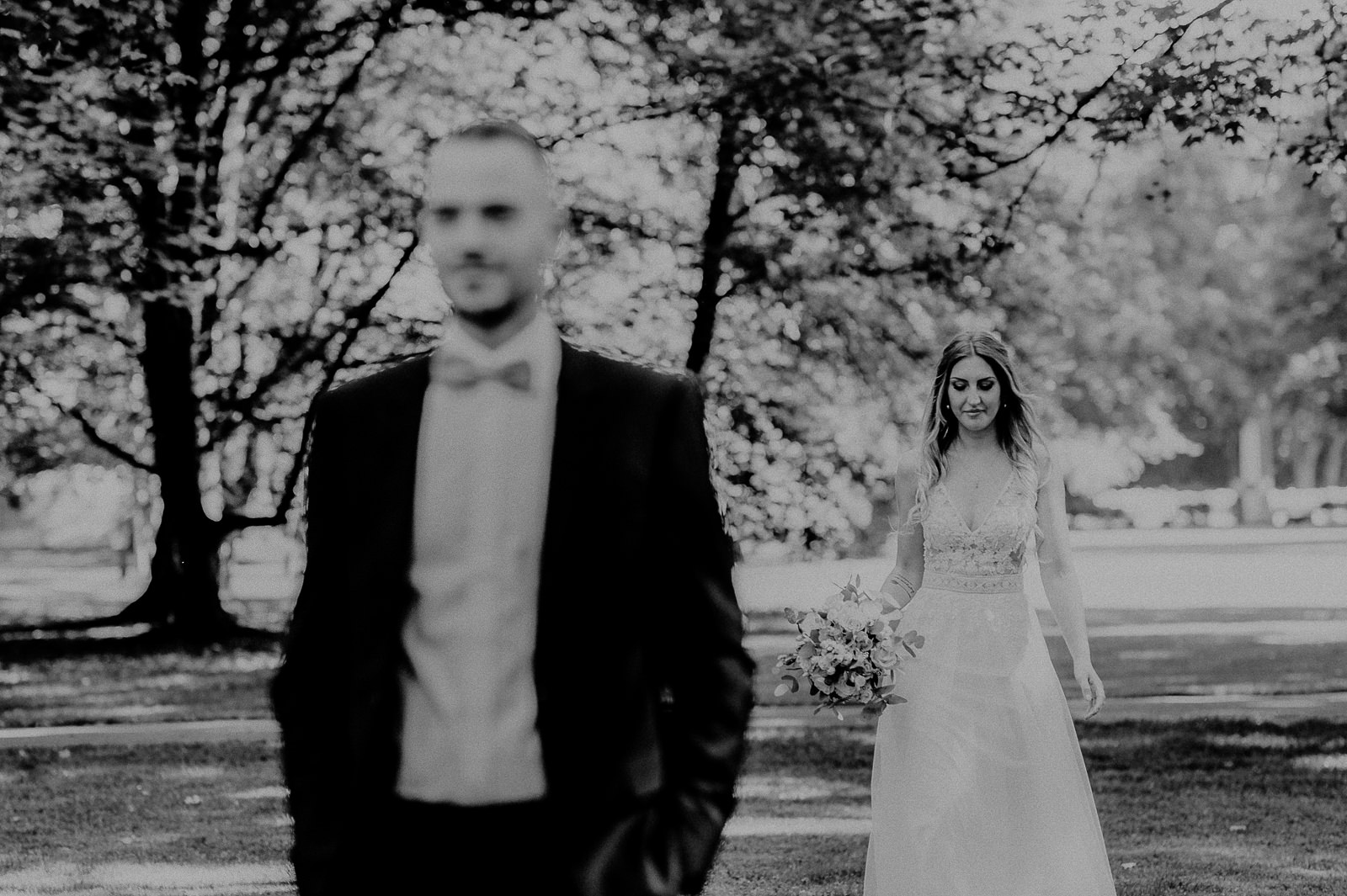 Firstlook zwischen Bräutigam und Braut im Stadtpark Fürstenfeldbruck.