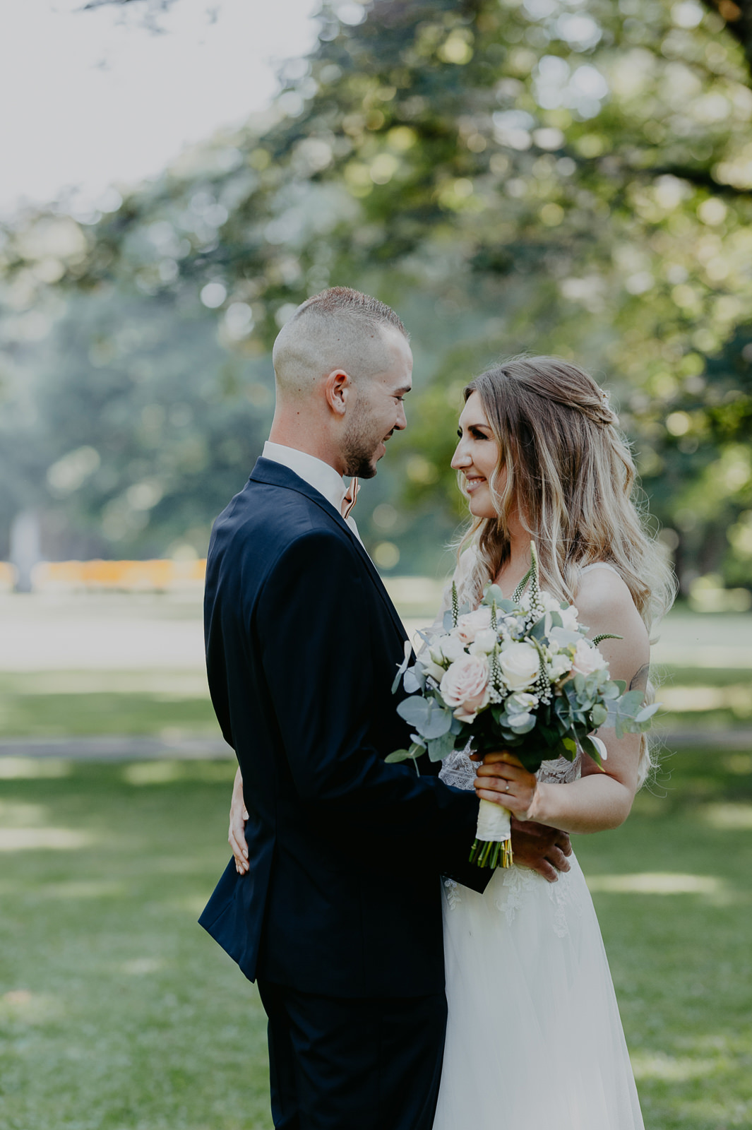 Brautpaar am Hochzeitstag. Stadtpark Fürstenfeldbruck.