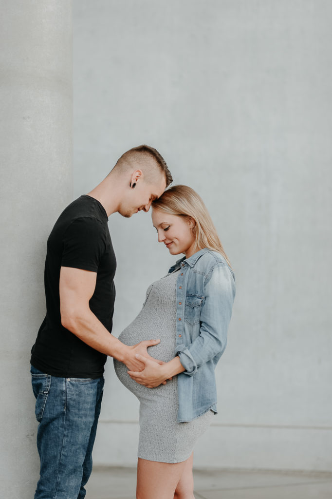Paar kuschelt während einem Fotoshooting in München.