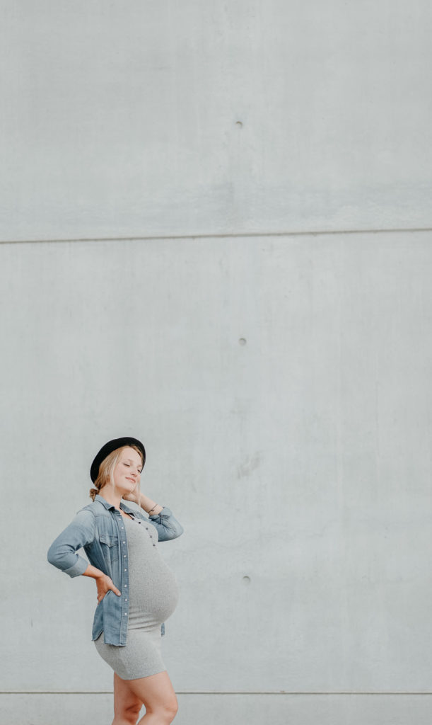 Werdende Mutter bei einem Babybauchshooting in München.