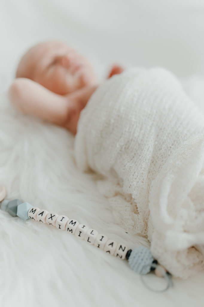Kinderfotografie eines neugeborenen Babys. Zu Hause in natürlicher Umgebung.