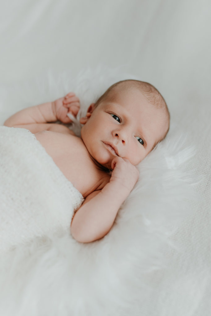 Kinderfotografie eines neugeborenen Babys. Zu Hause in natürlicher Umgebung.