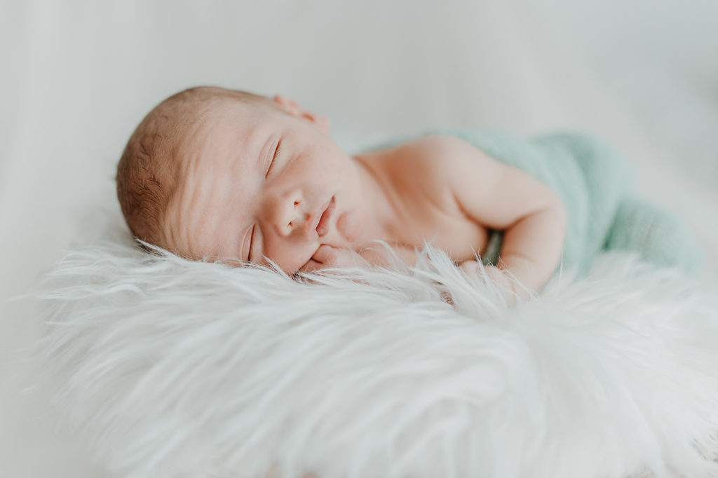 Kinderfotografie eines neugeborenen Babys. Zu Hause in natürlicher Umgebung.