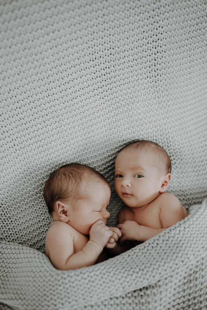 Neugeborens Zwillingspaar in Decken gekuschelt.