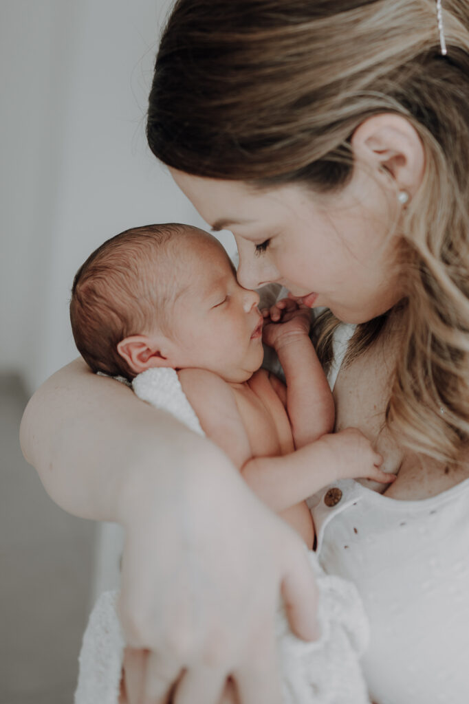 Familienbild von junger Familie mit Neugeborenen.
