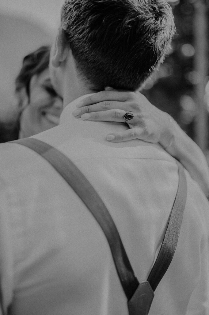 Detailaufnahme Hochzeitsring. Schwarzweiß.