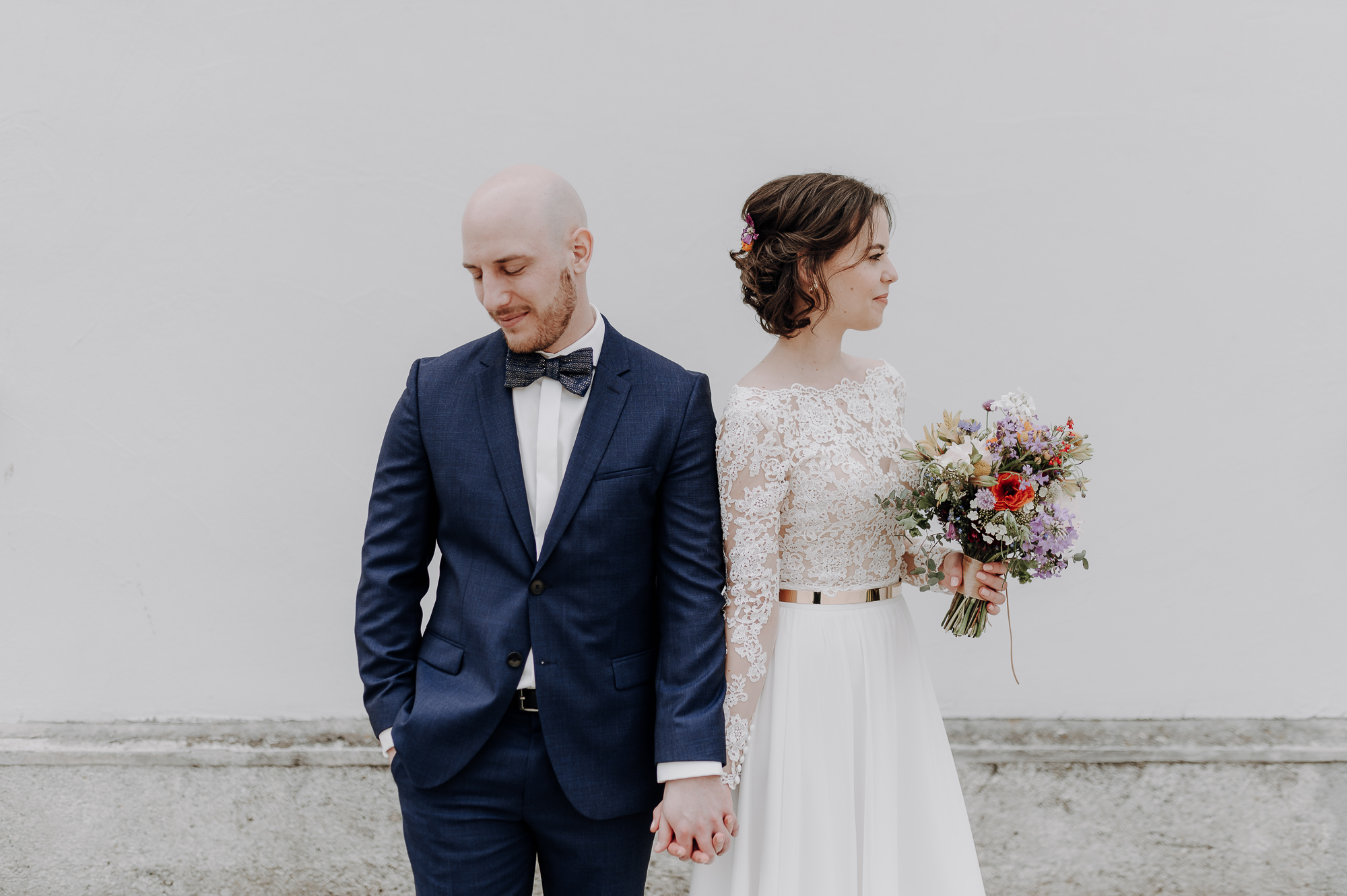Brautpaar händchen haltend am Hochzeitstag.