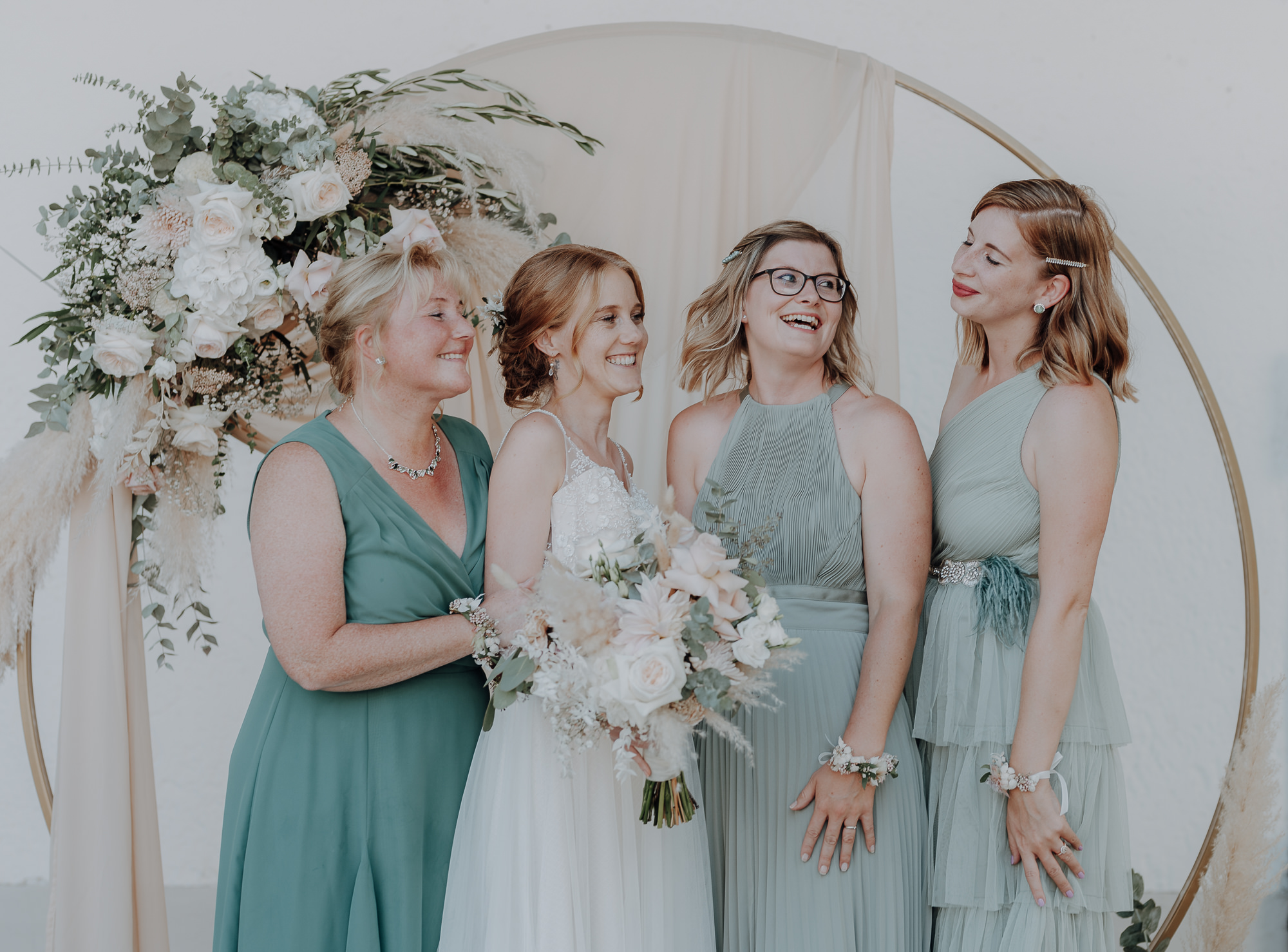 Braut mit ihren Trauzeuginnen am Hochzeitstag.