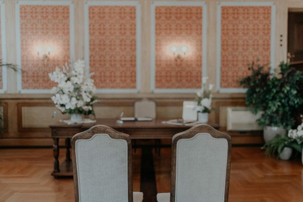 Brautpaar während der Trauung im Standesamt Füstenfeldbruck